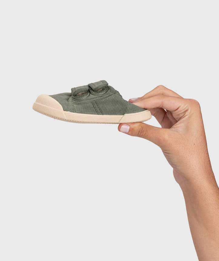 Igor sneaker con strappo bambino kaki lato mano