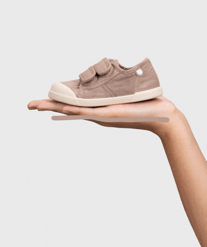Dimostrazione della massima flessibilità della suola nelle scarpe Igor Lona V Barefoot".